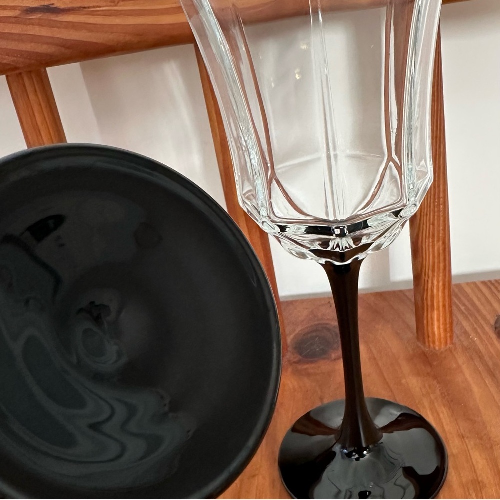 Set of 2 Vintage Arcoroc Octime Wine Glasses Black Stem - Picture 3 of 5